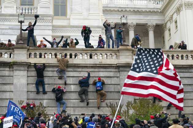 trump supporters scaling the walls of the capitol building washington D.C.